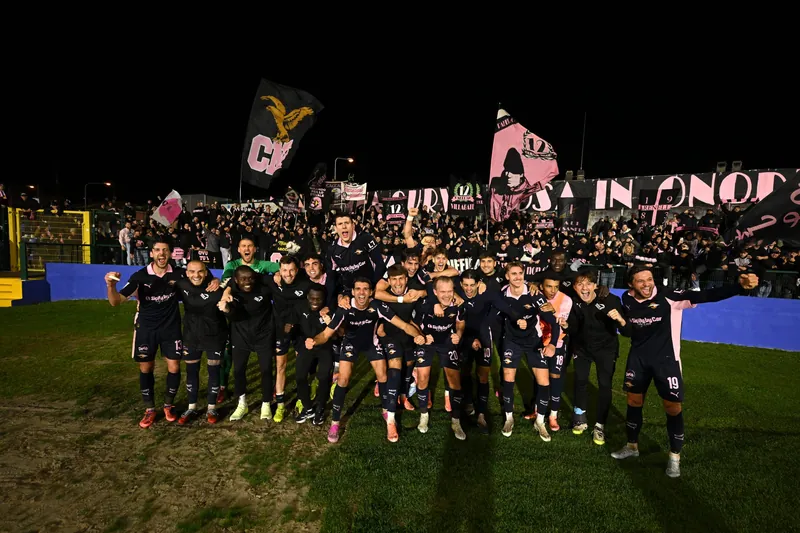 Colpo da grande squadra: il Palermo espugna Carrara e resta agganciato al sogno Serie A