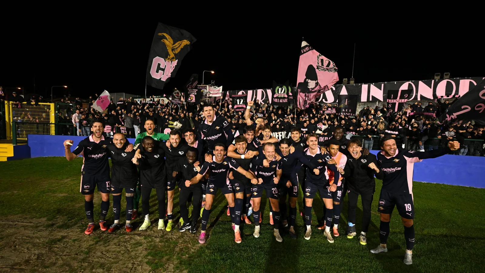 Colpo da grande squadra: il Palermo espugna Carrara e resta agganciato al sogno Serie A