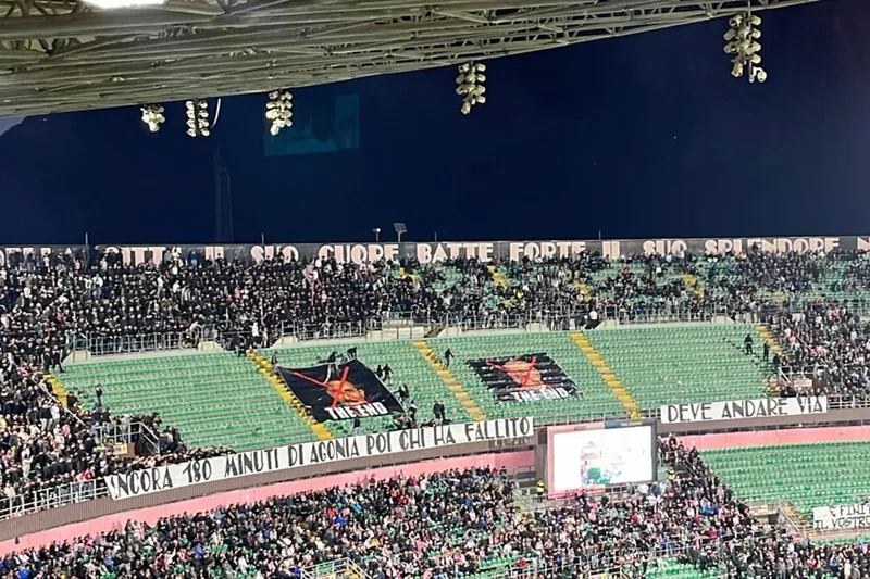 Palermo-Frosinone 2‑0: i rosa volano ai playoff tra fischi e speranze