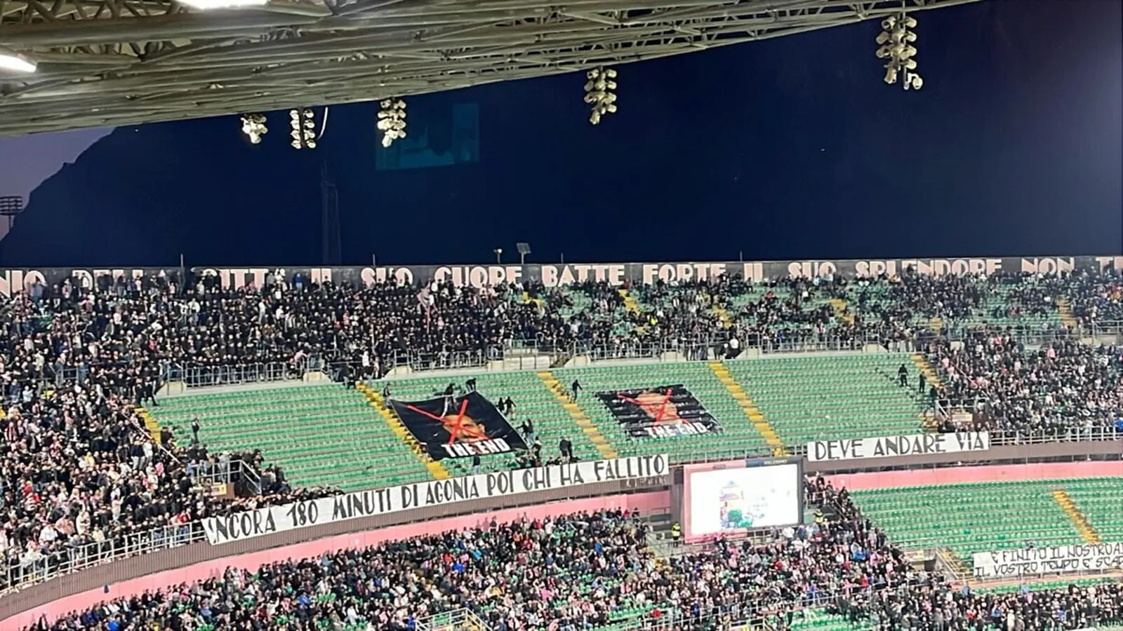 Palermo-Frosinone 2‑0: i rosa volano ai playoff tra fischi e speranze